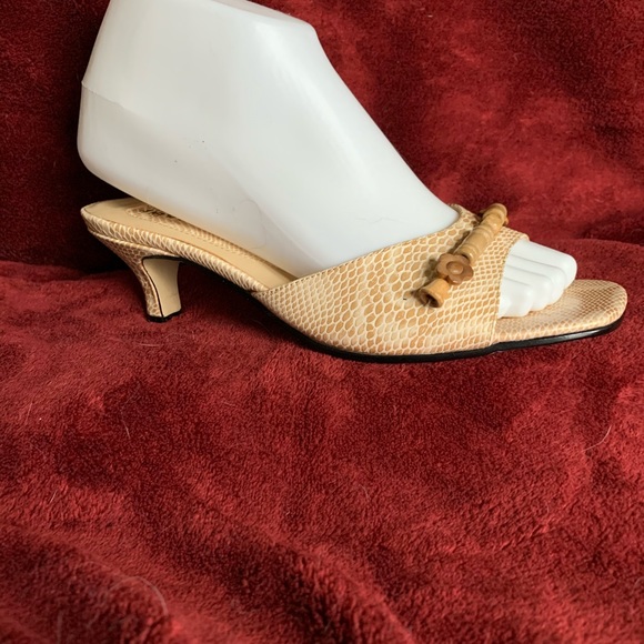 IRVINE PARK 7M NWOT Sandals 7M - Picture 2 of 7